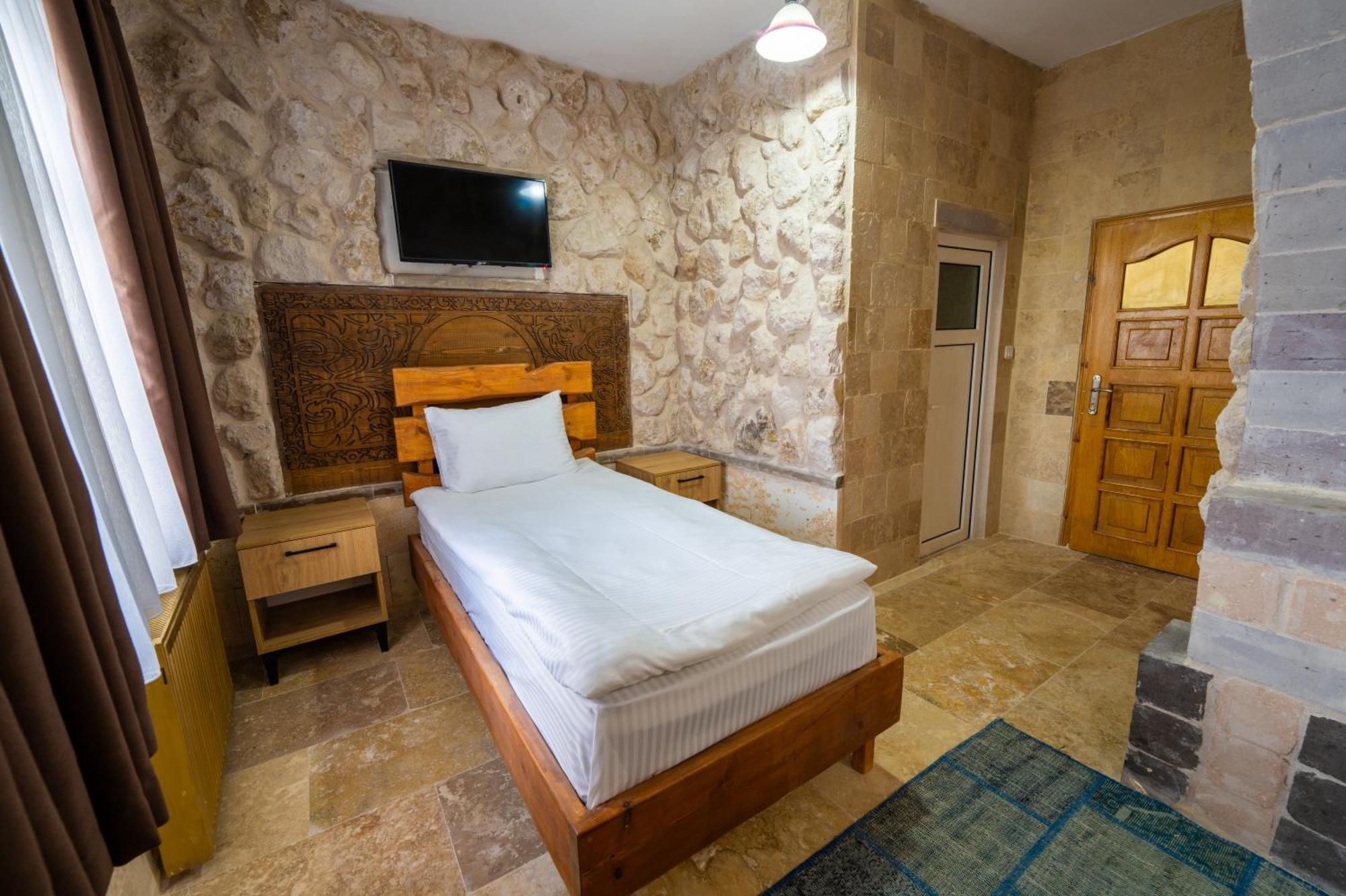 Crazy Horse Hostel *