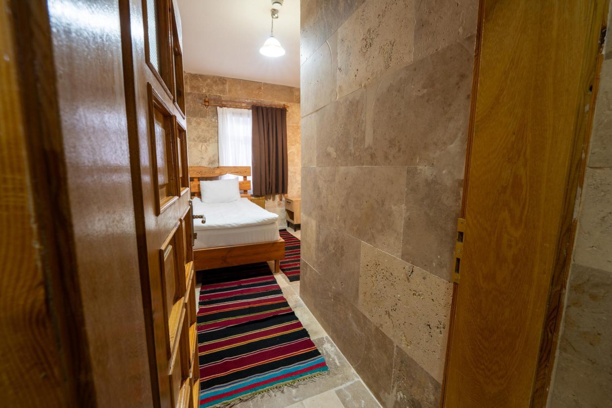 Hostel Crazy Horse *